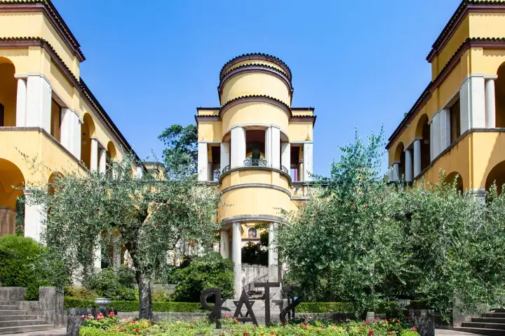 Il Vittoriale degli Italiani, residenza di Gabriele D'Annunzio, con la sua architettura gialla e gli ulivi nel giardino.