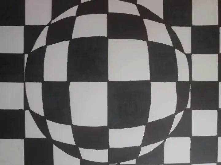 Czarno-biała kula z szachownicą, tworząca iluzję optyczną. Proste, ale efektowne op art łatwe do wykonania.