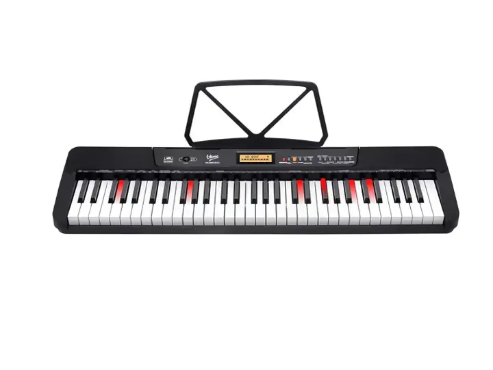 Czarny keyboard z podświetlanymi klawiszami, idealny do nauki jak grać na keyboardzie. Stojak na nuty dodaje funkcjonalności.