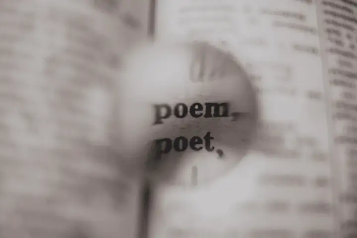 Słowa "poem" i "poet" pod lupą. Może to początek rymów o miłości krótkich, które ułożę dla Ciebie.