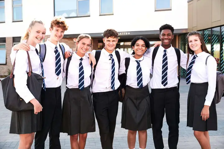 Glückliche Schüler in Deutschland tragen ihre Schuluniformen.