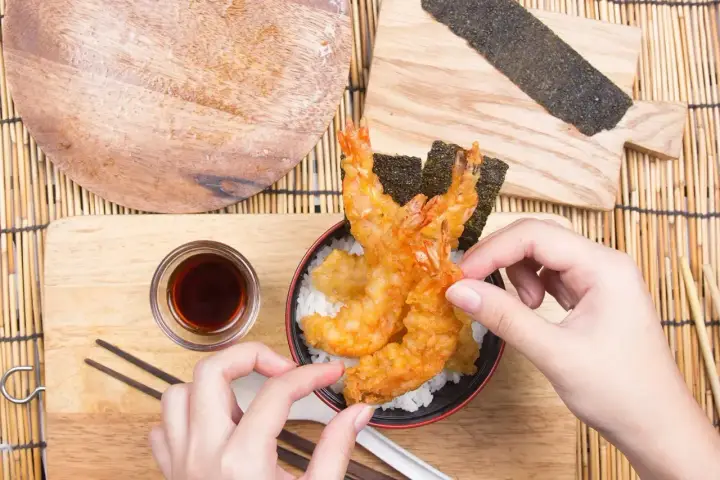Chrupiące krewetki w cieście, czyli co to jest tempura, podane z ryżem i sosem sojowym.
