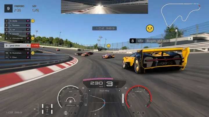 Wyścig w Gran Turismo 7 na Xbox. Żółto-czarny Bugatti VGT Gr.1 pędzi po torze, a na ekranie widać prędkość 230 km/h.