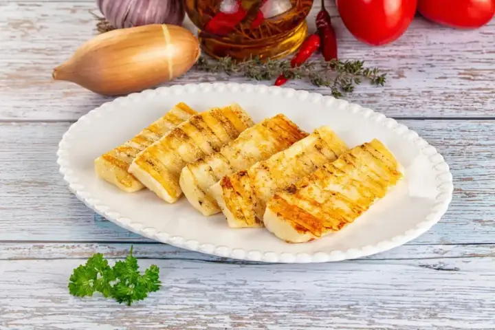 Grillowany ser halloumi, idealny do sałatek i jako samodzielna przekąska. Prosty halloumi przepis na pyszne danie.