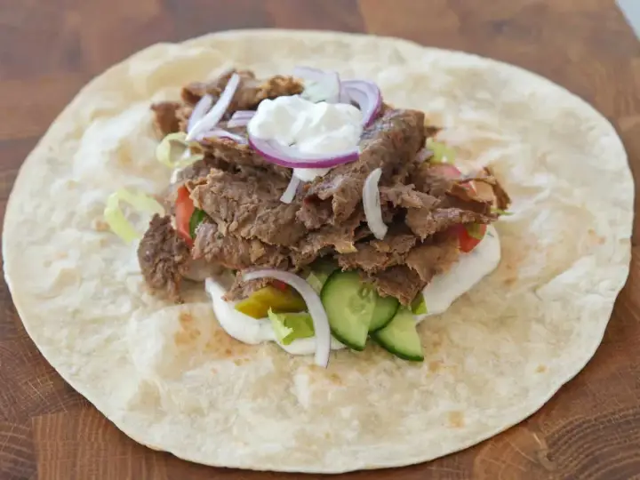 Pyszny kebab w tortilli z mięsem, warzywami i sosem. Zastanawiasz się, ile kalorii ma tortilla?