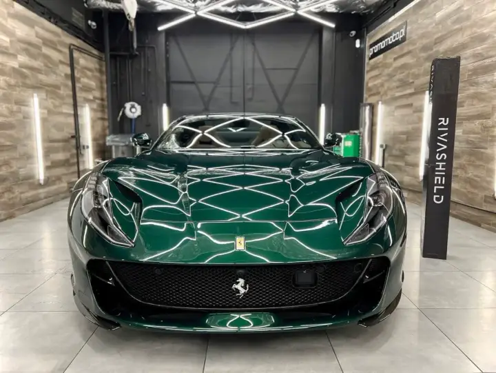 Lśniące, zielone Ferrari z powłoką ceramiczną na auto, prezentujące się w profesjonalnym studiu detailingowym.