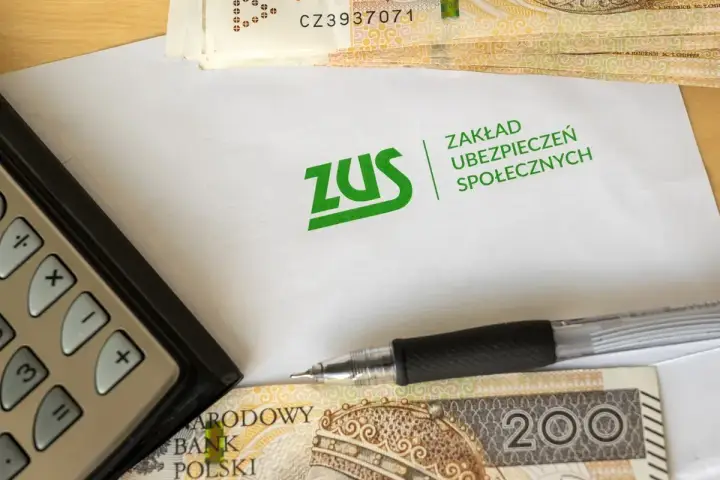 Kalkulator, długopis, pieniądze i koperta ZUS. Jak sprawdzić OFE zmarłego? Dokumenty do ZUS.