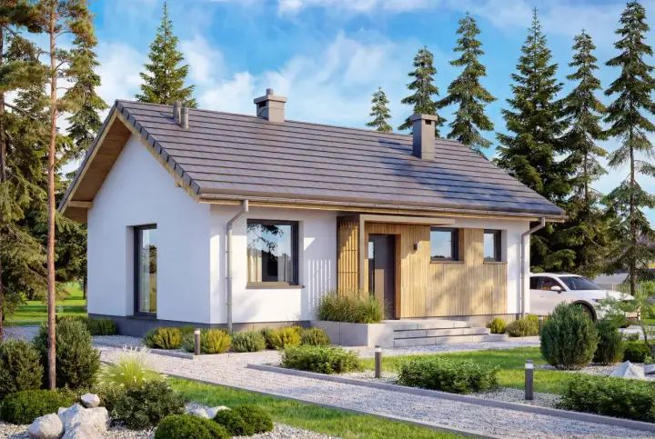 Nowoczesny dom do 70m2 bez pozwolenia projekt. Biała bryła z drewnianymi akcentami, otoczona zielenią i sosnami.