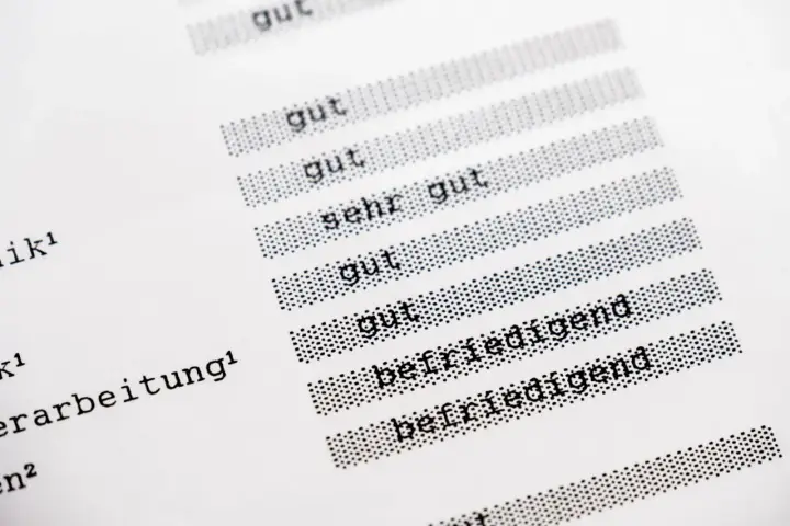 Zeigt eine Liste mit Noten, darunter "gut", "sehr gut" und "befriedigend". Eine schulnote, die die Leistung eines Schülers bewertet.