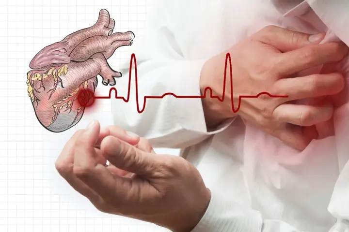 Ból lewej ręki może być objawem problemów z sercem. Rysunek serca i EKG na tle dłoni.