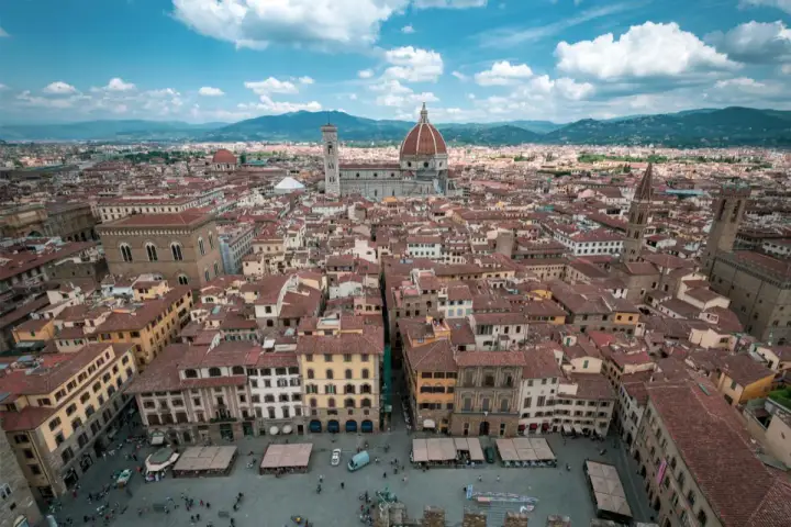 Vista aerea di Firenze con il Duomo e campanile. Quanti giorni per visitare Firenze? Almeno 3 per godersi la bellezza.