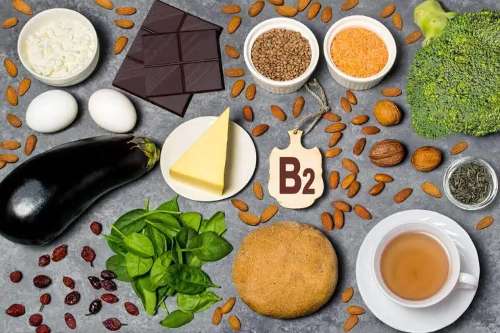 Produkty bogate w witaminę B2: jajka, ser, migdały, czekolada, brokuły, szpinak, soczewica, orzechy, herbata.