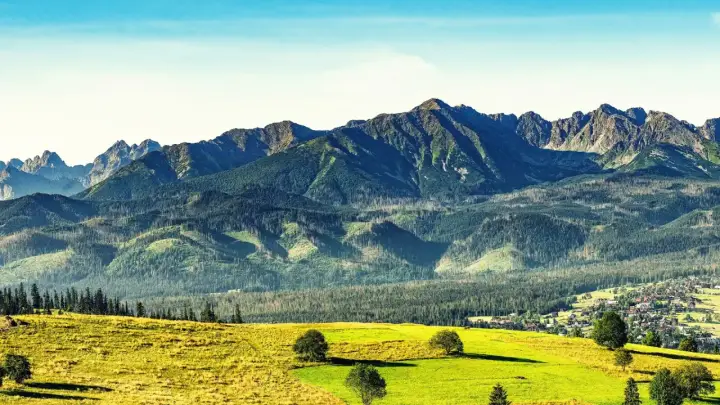 Widok na Tatry z zielonych łąk i lasów, idealne miejsce na zakopane najpiękniejsze szlaki.