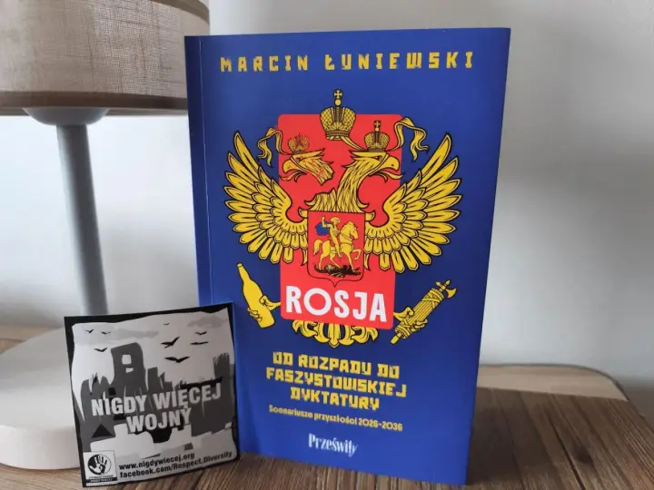 Książka "Rosja od rozpadu do faszystowskiej dyktatury" Marcina Łuniewskiego obok naklejki "Nigdy więcej wojny".