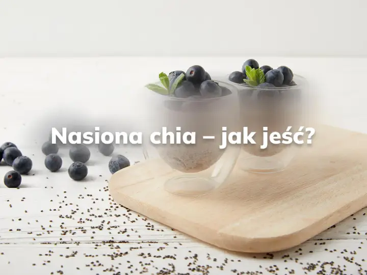Dwa pucharki z deserem chia i jagodami na desce. Nasiona chia – jak jeść, by czerpać z ich właściwości?