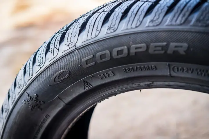 Opona Cooper z oznaczeniami 225/55R18, M+S i symbolem płatka śniegu.