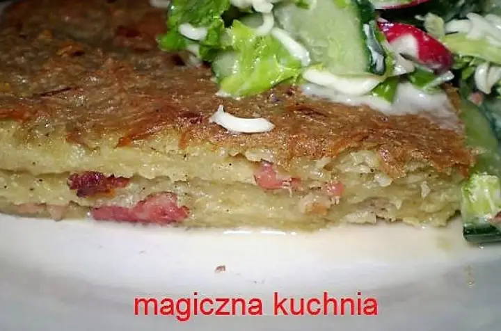 Pyszny kartoflak z boczkiem, podany z sałatką ze świeżych warzyw.