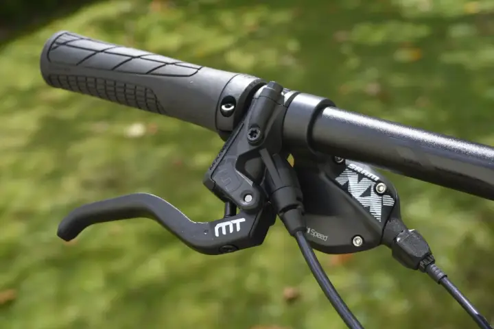 Rowerowy hamulec tarczowy SRAM z manetką MT. Dowiedz się, jak odpowietrzyć hamulce w rowerze bez odpowietrznika.