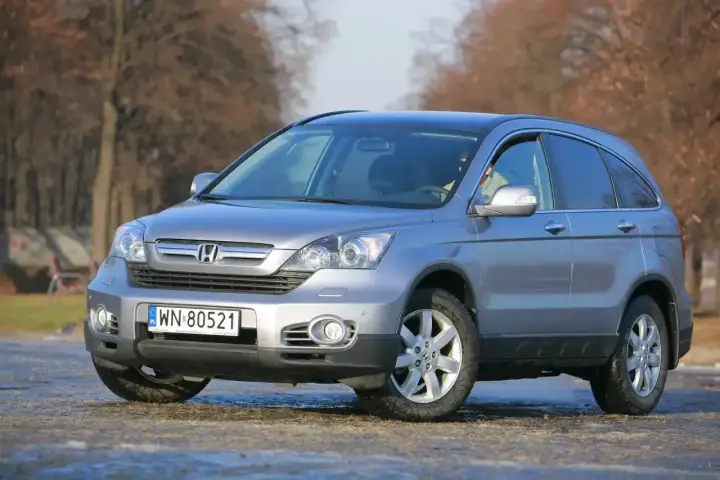 Srebrna Honda CRV 2.2 diesel zaparkowana na zewnątrz. Zastanawiasz się, jaki olej do Hondy CRV 2.2 diesel?