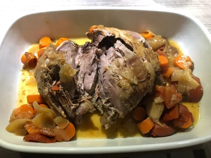 Gigot de 7 heures, tendre et effiloché, baignant dans son jus avec carottes et oignons. Faut il couvrir le gigot de 7 heures ? Oui, pour une cuisson parfaite !