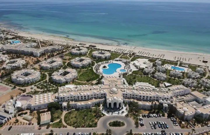 Widok z lotu ptaka na kompleks hotelowy Vincci Helios Beach z basenami i plażą. Wiele pozytywnych vincci helios beach opinie potwierdza urok tego miejsca.