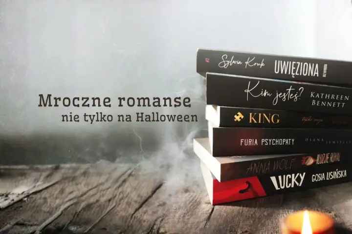 Stos czarnych książek, w tym romans mafijny "Lucky", na drewnianym blacie. Dym i świeca tworzą mroczny klimat.