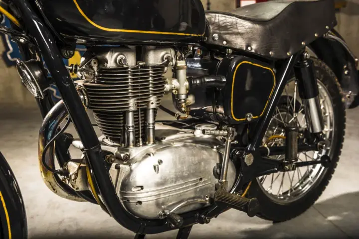 Klasyczny motocykl w czarnym malowaniu z żółtymi wstawkami, gotowy do rejestracji na zabytek. Widoczny potężny silnik i skórzane siodło.