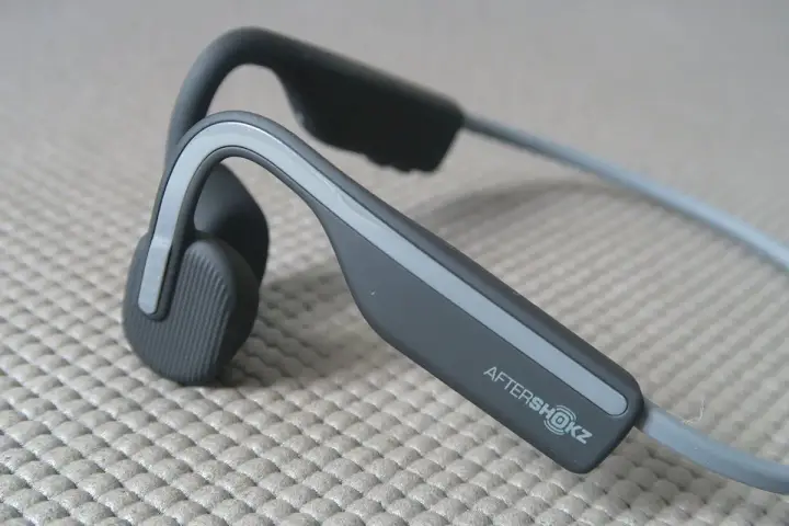 Słuchawki AfterShokz, idealne do jazdy na rowerze, bo słyszysz otoczenie.