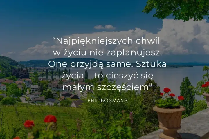 Piękny krajobraz z jeziorem i miasteczkiem. Cytaty o życiu przypominają, by cieszyć się chwilą i małym szczęściem.