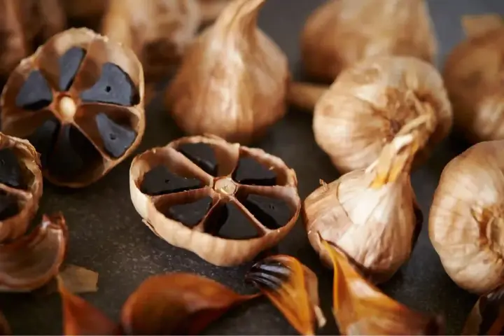 Aglio nero, un alimento dal sapore unico, studiato per il suo potenziale impatto sulla glicemia.