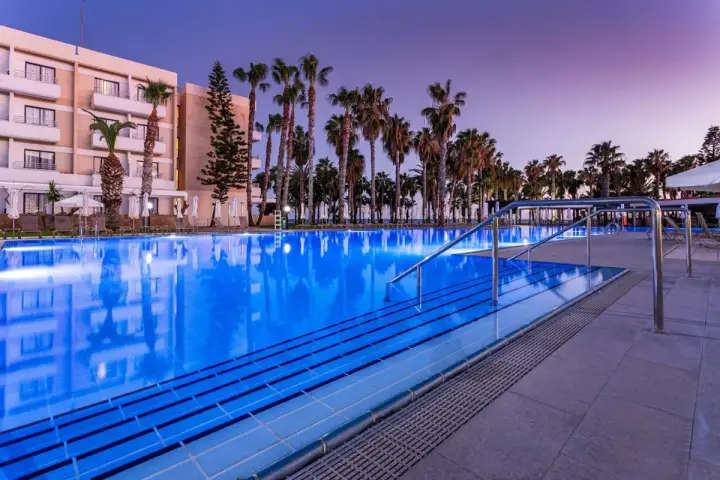 Basen hotelowy Louis Phaethon Beach, otoczony palmami, zaprasza na relaks. Wiele pozytywnych louis phaethon beach opinie potwierdza jego urok.