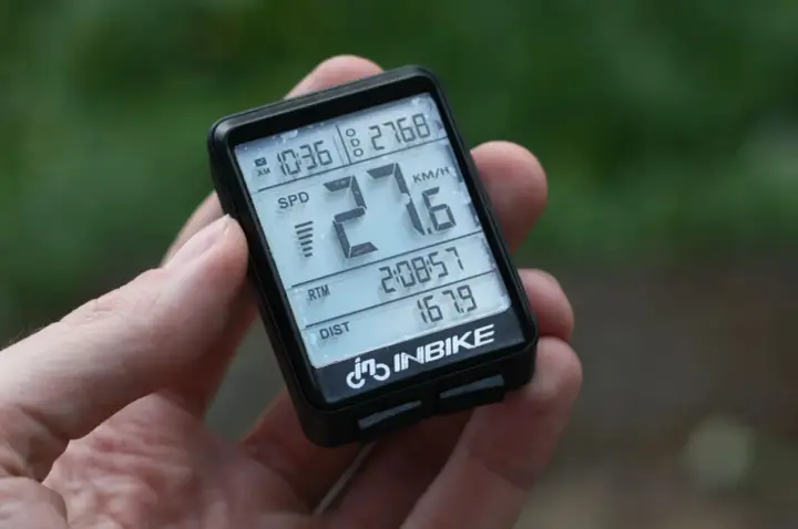 Komputerek rowerowy INBIKE pokazuje 27.6 km/h, 10:36, 2:08:57 i 167.9 km.