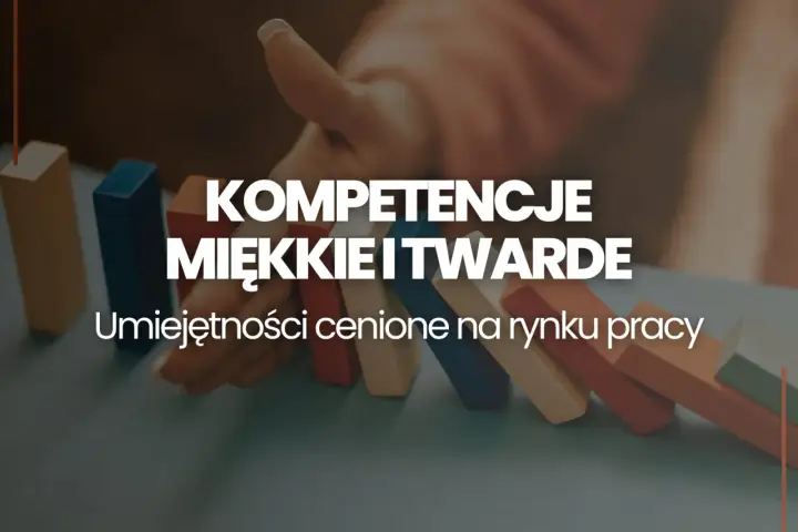 Ręka układa klocki, symbolizując budowanie kompetencji miękkich i twardych. Umiejętności cenione na rynku pracy.