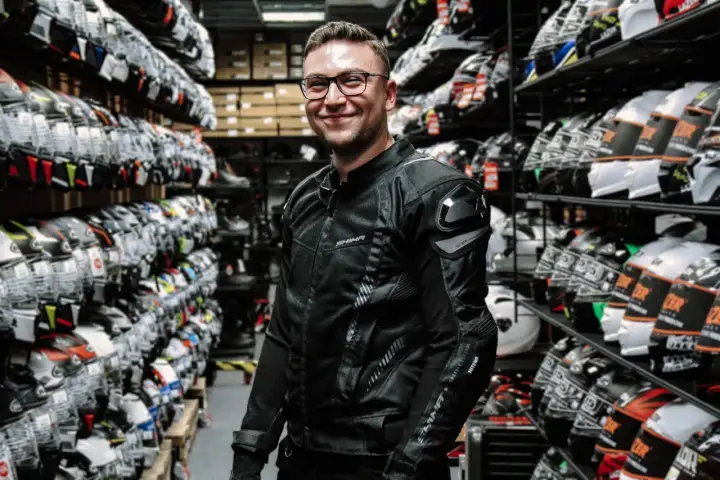 Kurtka motocyklowa na lato: jak wybrać bezpieczną i przewiewną?