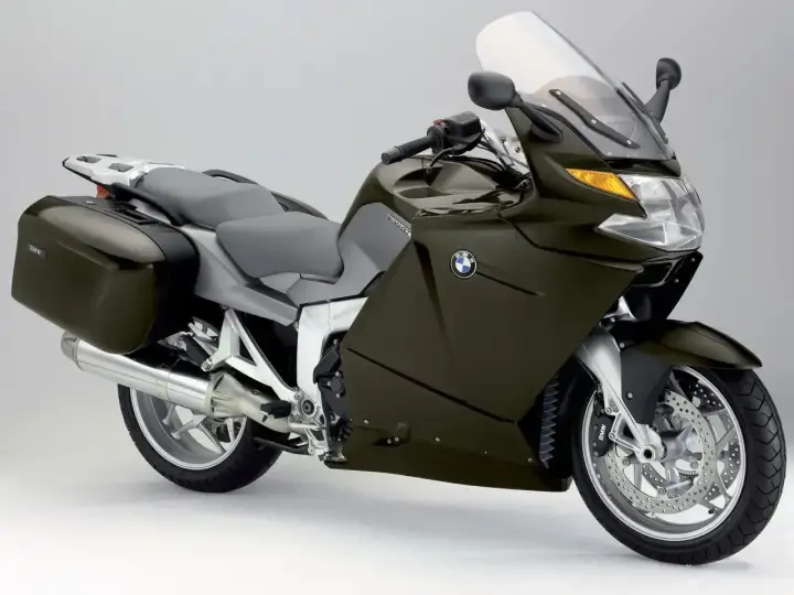 BMW K 1200 GT w kolorze ciemnozielonym z kuframi, na białym tle.