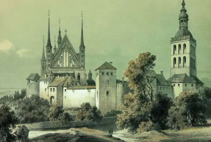 Zamek Frombork z katedrą i wieżą, otoczony drzewami. Malownicza panorama historycznej budowli.