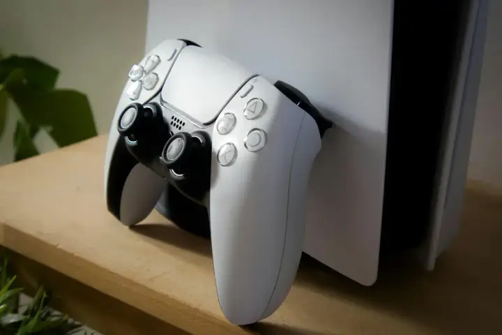 Biały kontroler DualSense i konsola PlayStation 5, symbolizujące ekscytację, kiedy wyszło PS5.