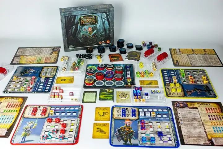 Plansza do gry "Too Many Bones" z kostkami, żetonami i kartami, gotowa do epickiej przygody w stylu gry RPG.