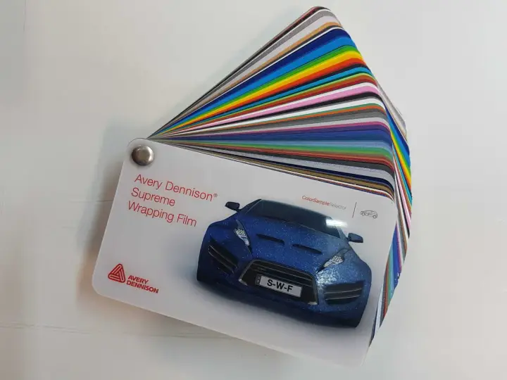 Próbnik Avery Dennison Supreme Wrapping Film z wieloma kolorami folii. Idealny do wyboru idealnego odcienia dla Twojego auta.