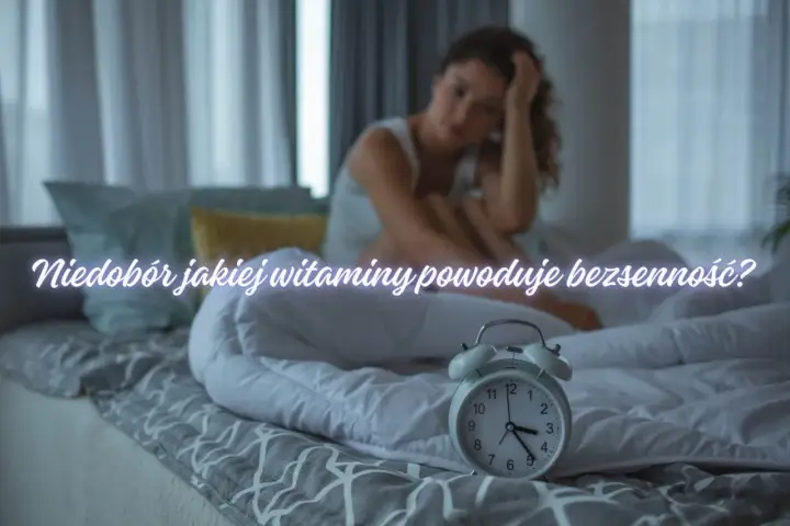 Kobieta w łóżku, zmartwiona, obok budzik. Czy niedobór witaminy D może powodować bezsenność?