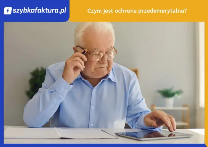Starszy mężczyzna w okularach, z długopisem w dłoni, korzysta z tabletu. Dyskutuje o ochronie przedemerytalnej.