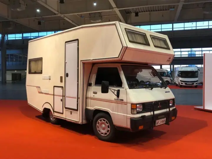 Biały kamper Mitsubishi L300, gotowy na przygodę.