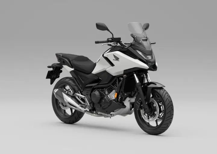 Biało-czarny motocykl Honda NC 750, gotowy do drogi. Sprawdź honda nc 750 dane techniczne.