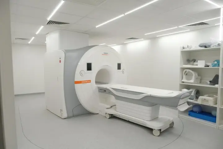 Nowoczesny aparat do rezonansu magnetycznego. Szybkie terminy badań NFZ dostępne w tej placówce.