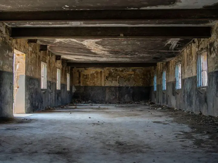Opuszczony budynek, zniszczone ściany, gruz na podłodze. To miejsce idealne do eksploracji, czyli urbex.