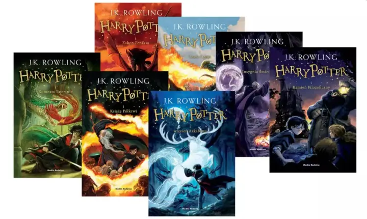 Kolekcja książek o Harrym Potterze, od ilu lat zaczyna się przygoda? Okładki przedstawiają magiczne sceny z różnych tomów serii.