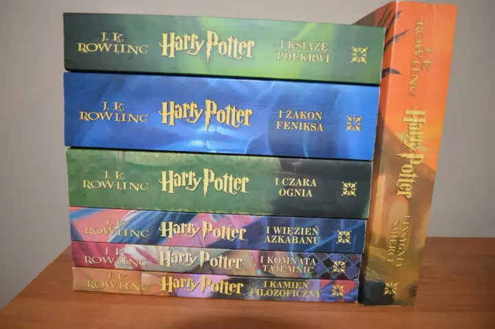 Stos książek z serii Harry Potter części: Kamień filozoficzny, Komnata tajemnic, Więzień Azkabanu, Czara ognia, Zakon Feniksa, Książę Półkrwi i Insygnia Śmierci.