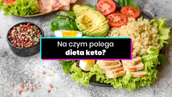 Kolorowa sałatka z awokado, pomidorami, jajkiem i kurczakiem. Idealna na keto dietę.
