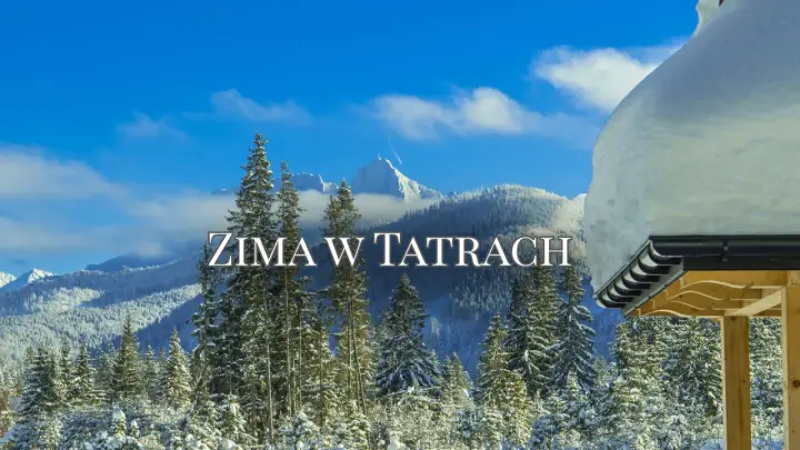 Zima w Tatrach Słowackich. Ośnieżone szczyty i lasy pod błękitnym niebem. Na pierwszym planie fragment drewnianej altany z grubą warstwą śniegu na dachu.