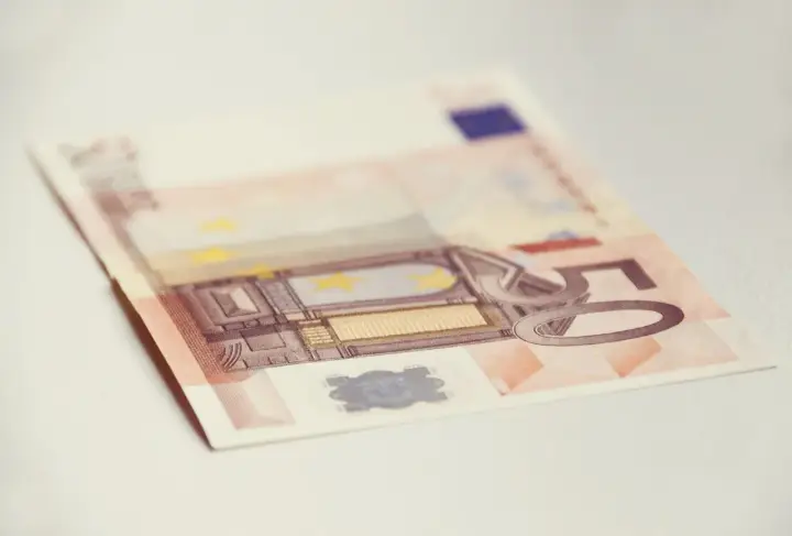 Una banconota da 50 euro, con il numero ben visibile, è un accompagnamento accettato per un acquisto.